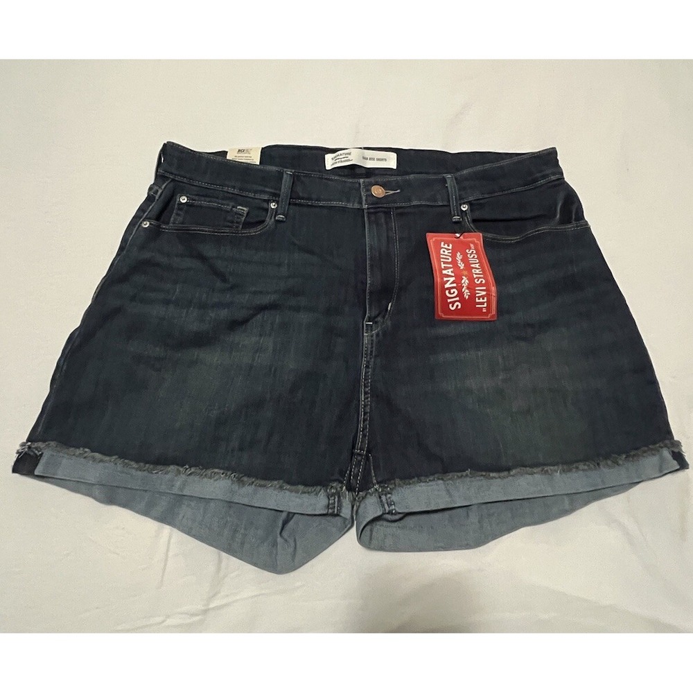 NWT Signature by Levi Strauss & Co. Women's Cuffed Short Size 18